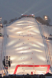 bestens präpariert am Vorabend: der Ausragungsort für den Parallelslalom unter Flutlicht auf dem Olympiaberg (©Foto: MartiN Schmitz)